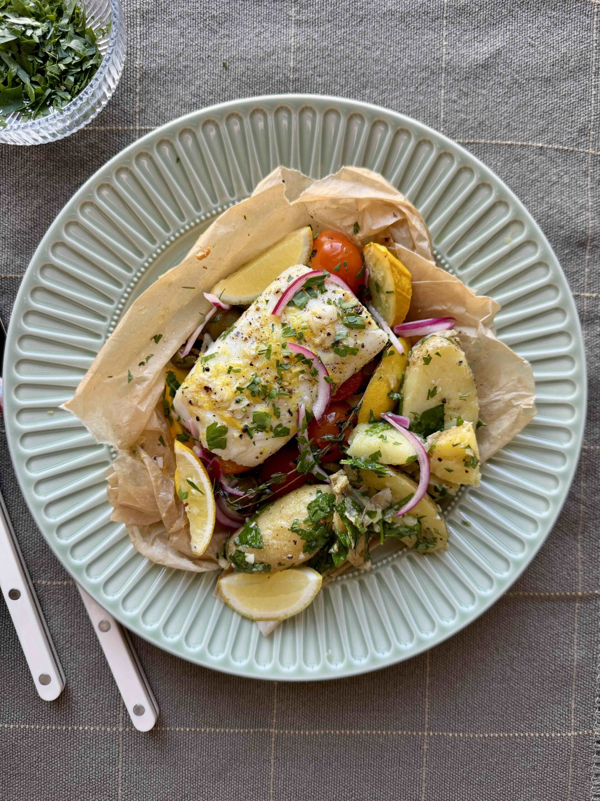 Papillote d’aigleflin avec citron, tomates, courgettes, olives et pommes de terre écrasées