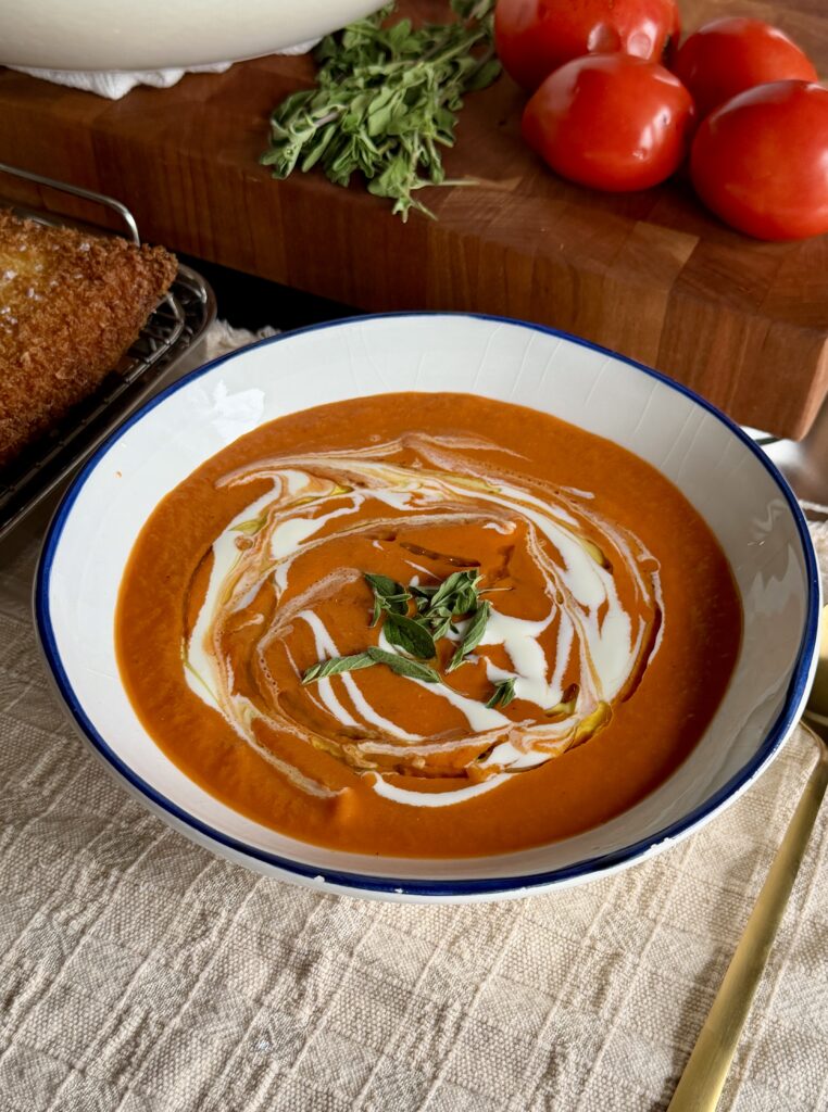 Bol de soupe aux tomates avec filet de crème