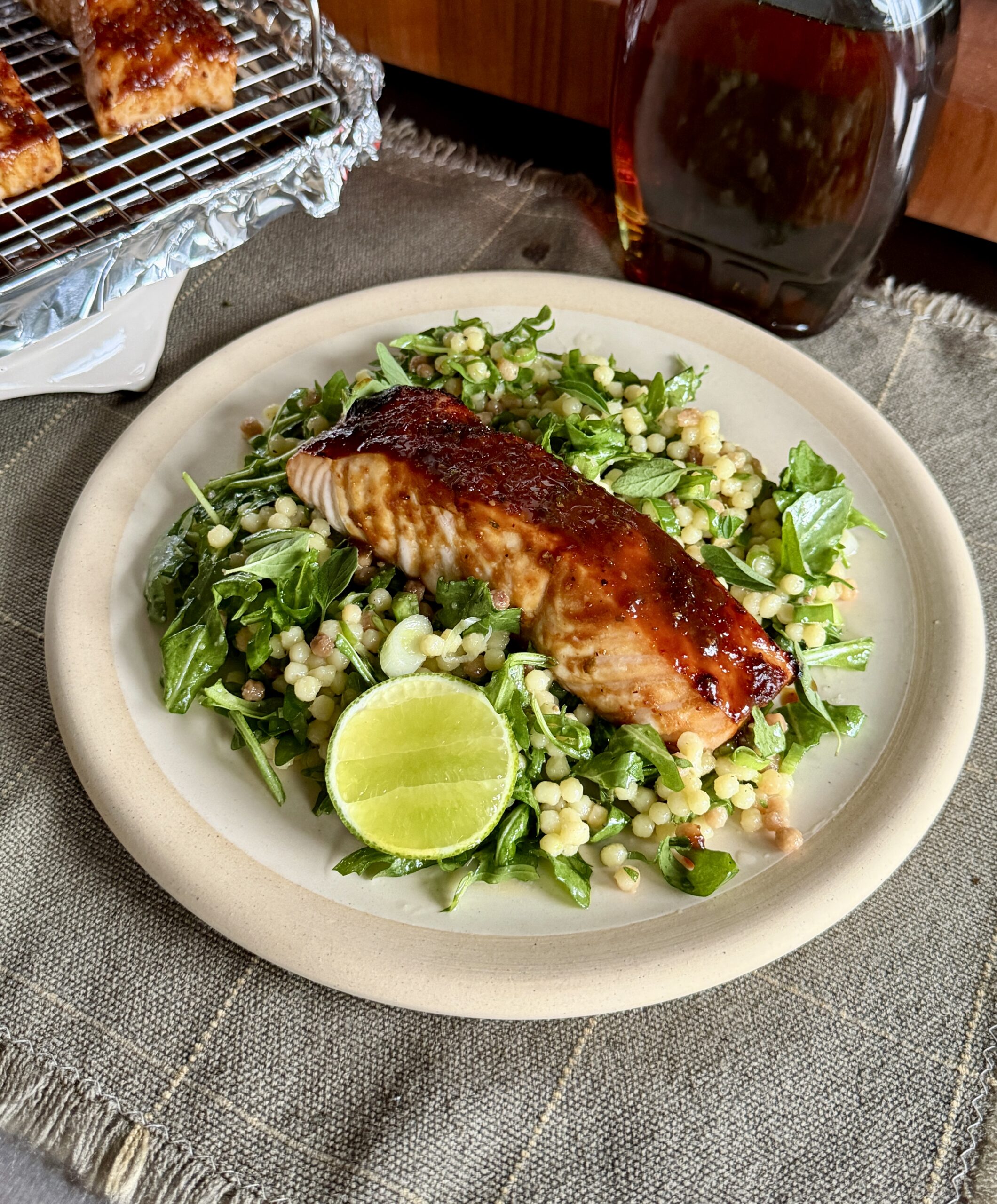 Saumon érable, miso et lime avec salade de fregola